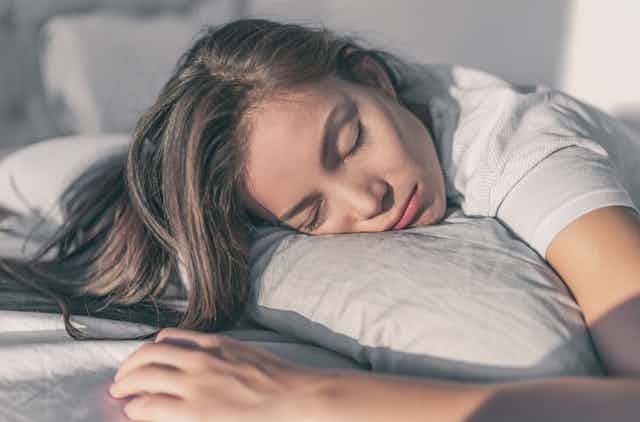 چین و چروک‌ صورت به علت بد خوابیدن